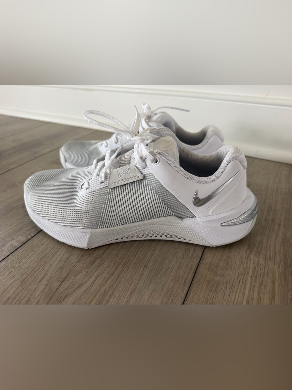 Nike White/Grey Metcon 10 Mesh Athletic Sneakers with Silver Swoosh size 8.5